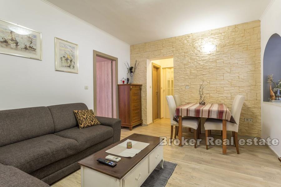 Marjan, möblerad lägenhet med två sovrum nära centrum