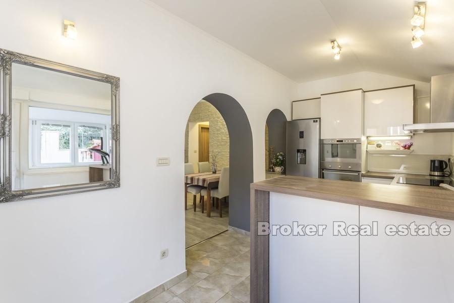 Marjan, möblerad lägenhet med två sovrum nära centrum