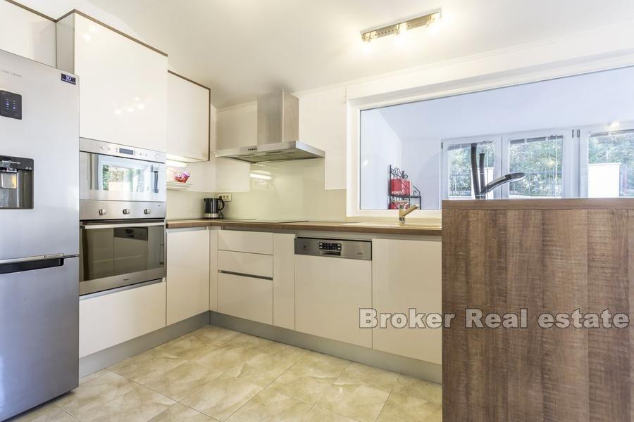 Marjan, möblerad lägenhet med två sovrum nära centrum