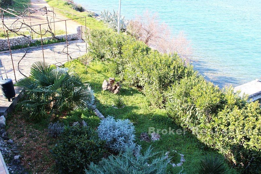 Maison au premier rang de la mer