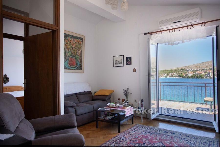 Maison au premier rang de la mer