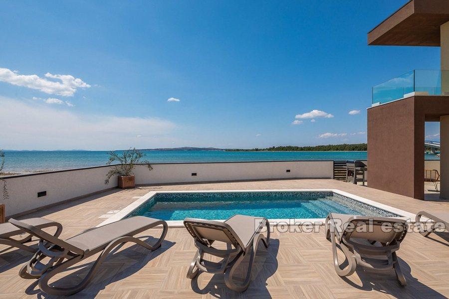 Villa moderne au premier rang de la mer
