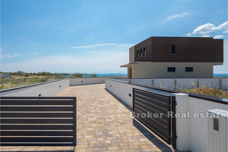 Moderna vila prvi red do mora