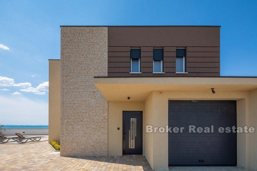 Moderna vila prvi red do mora