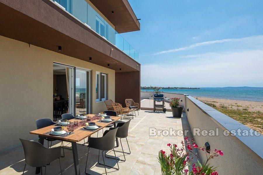 Moderna vila prvi red do mora