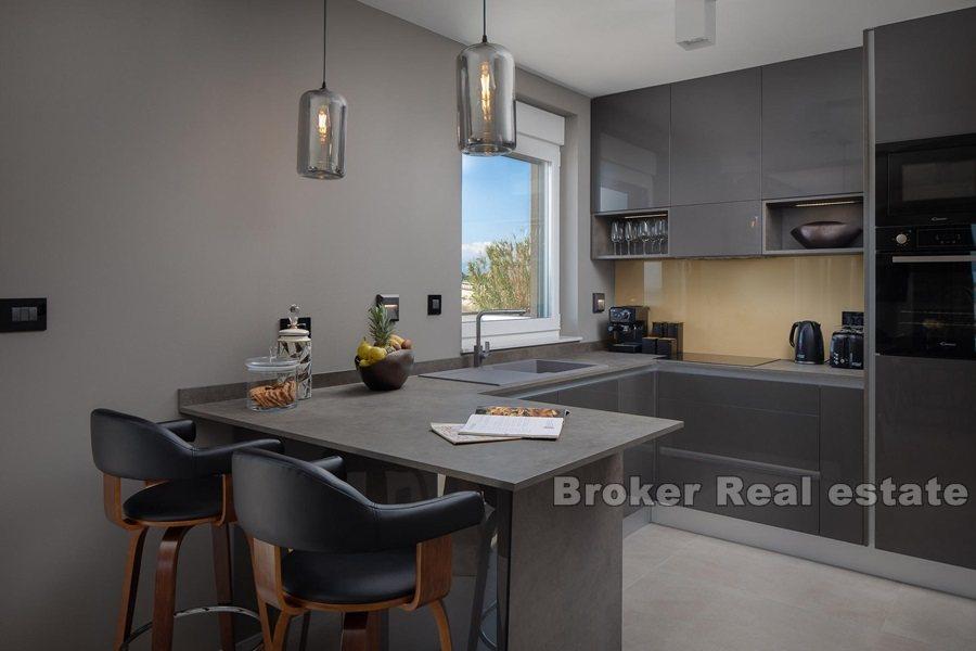 Moderna vila prvi red do mora