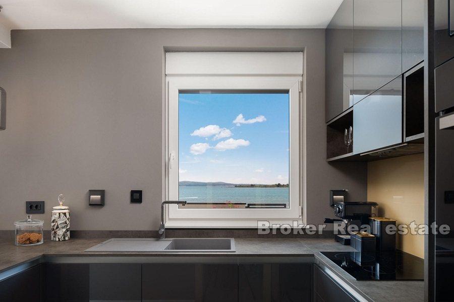 Moderna vila prvi red do mora