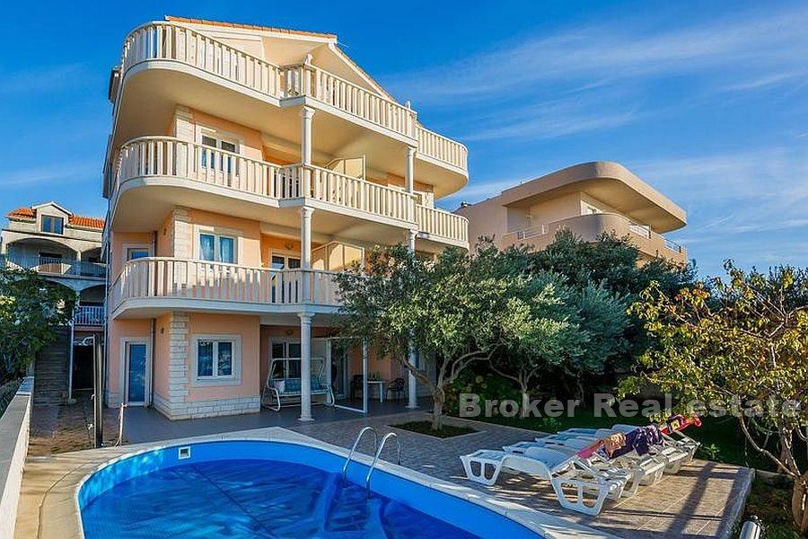 Apartmanska zgrada u blizini mora
