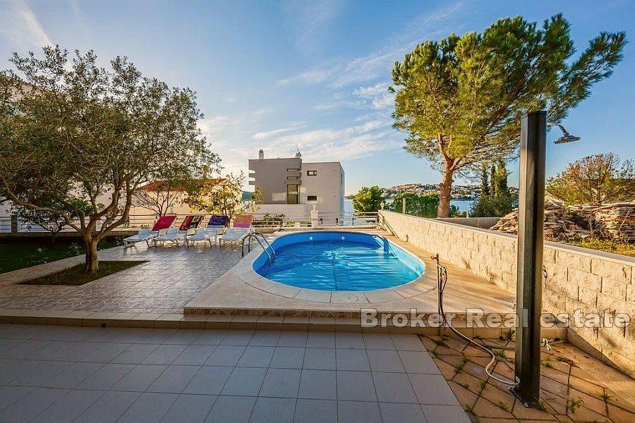 Apartmanska zgrada u blizini mora