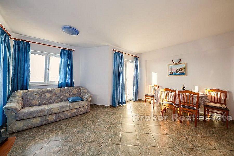 Apartmanska zgrada u blizini mora