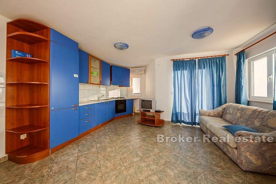 Apartmanska zgrada u blizini mora