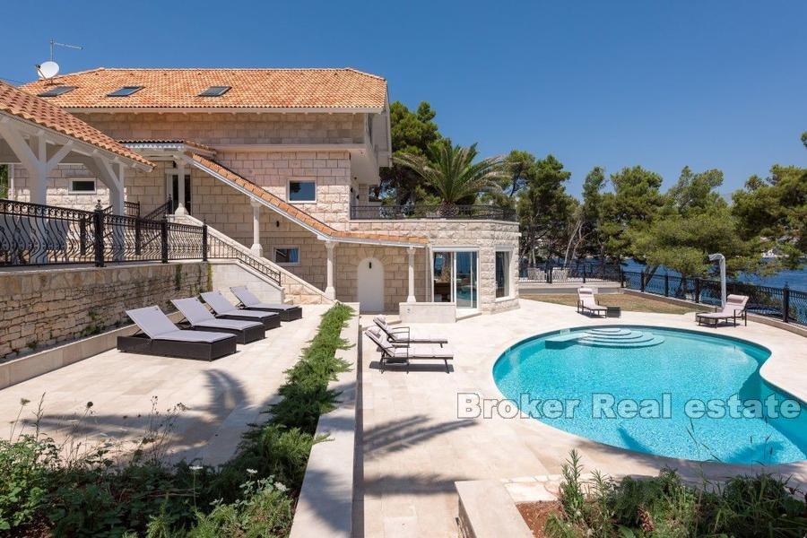 Steinvilla mit Pool, erste Reihe zum Meer