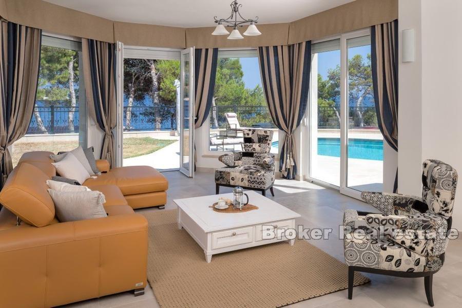 Villa en pierre avec piscine, première rangée à la mer