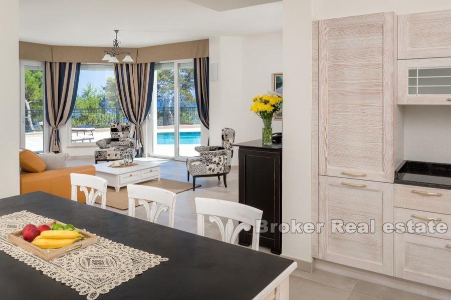 Villa en pierre avec piscine, première rangée à la mer