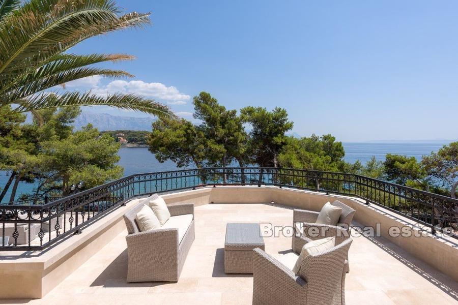 Villa en pierre avec piscine, première rangée à la mer