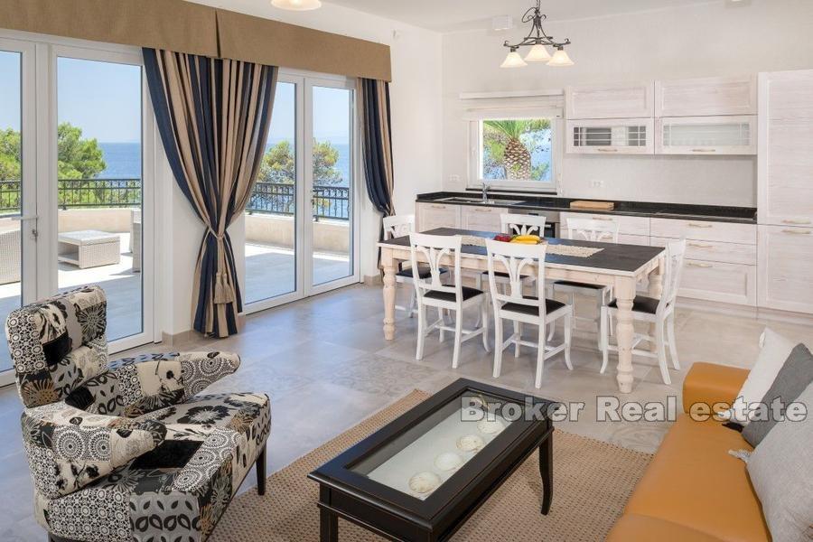 Villa en pierre avec piscine, première rangée à la mer