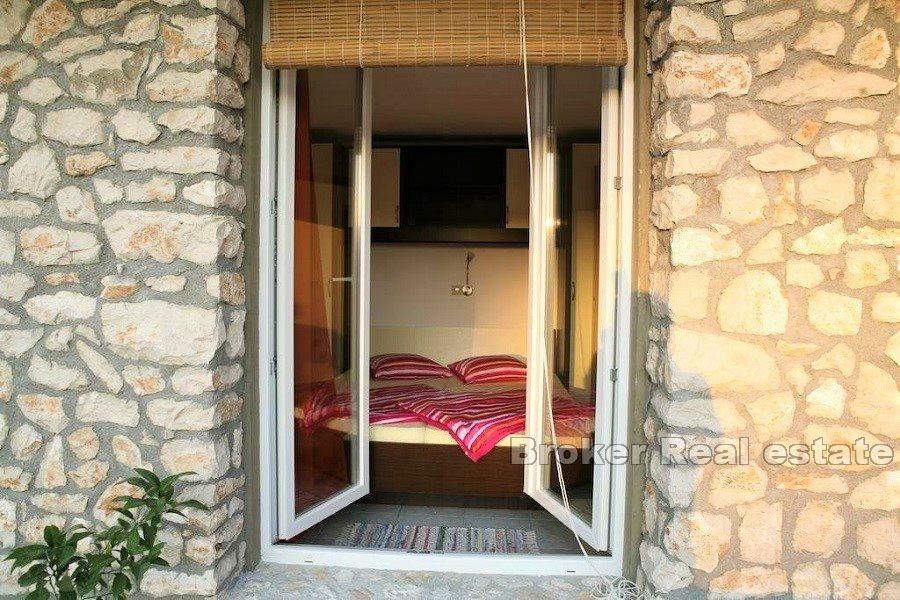 Maison au premier rang de la mer