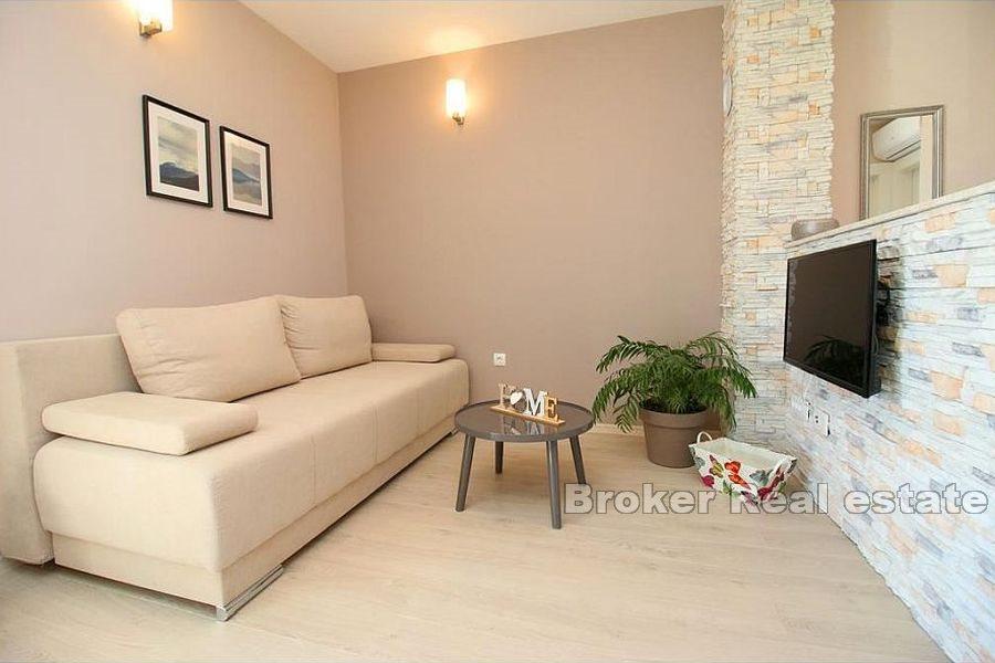 Apartmanska kuća prvi red do mora