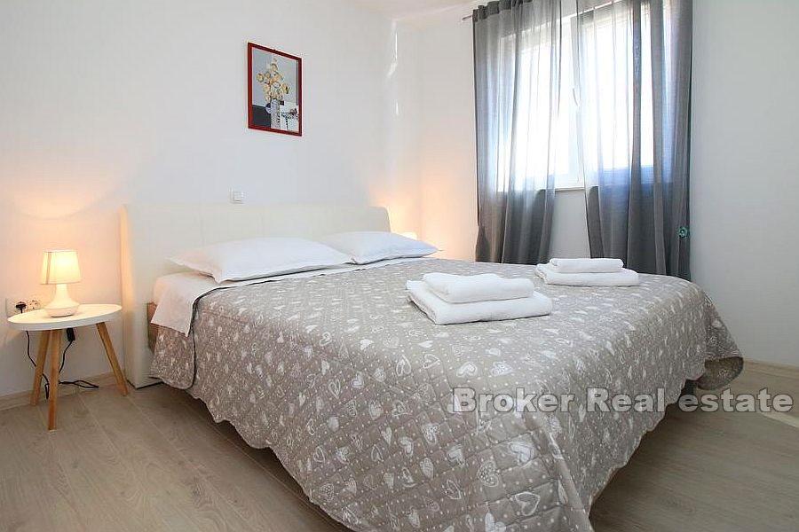 Apartmanska kuća prvi red do mora