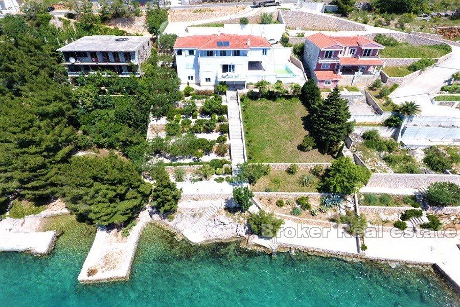 Villa in the first row to the sea