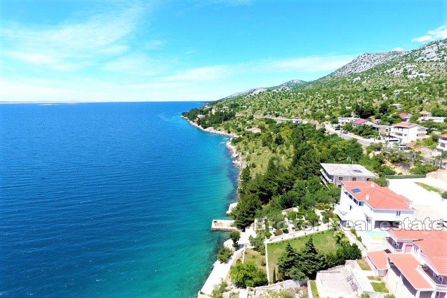 Villa in the first row to the sea