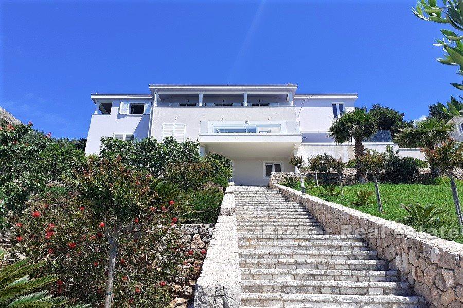 Villa in the first row to the sea