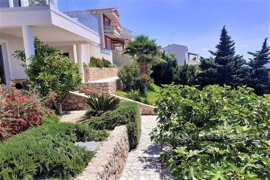 Villa in the first row to the sea