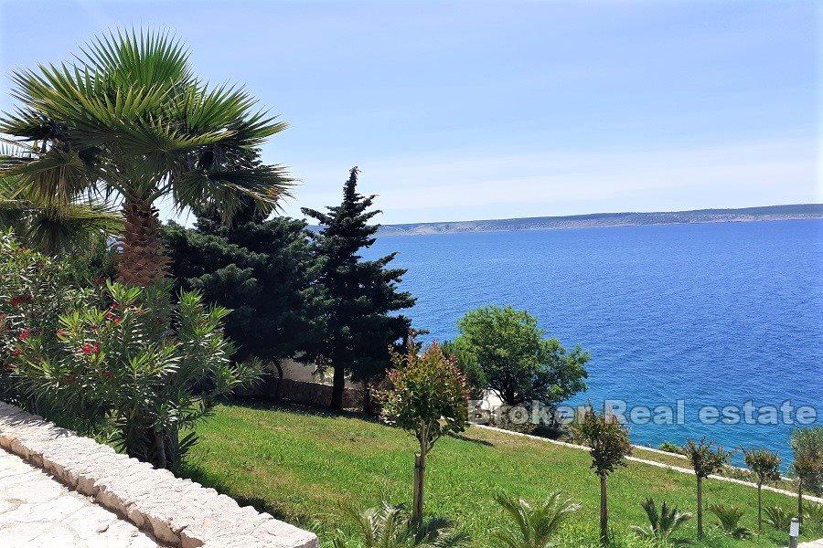 Villa in the first row to the sea