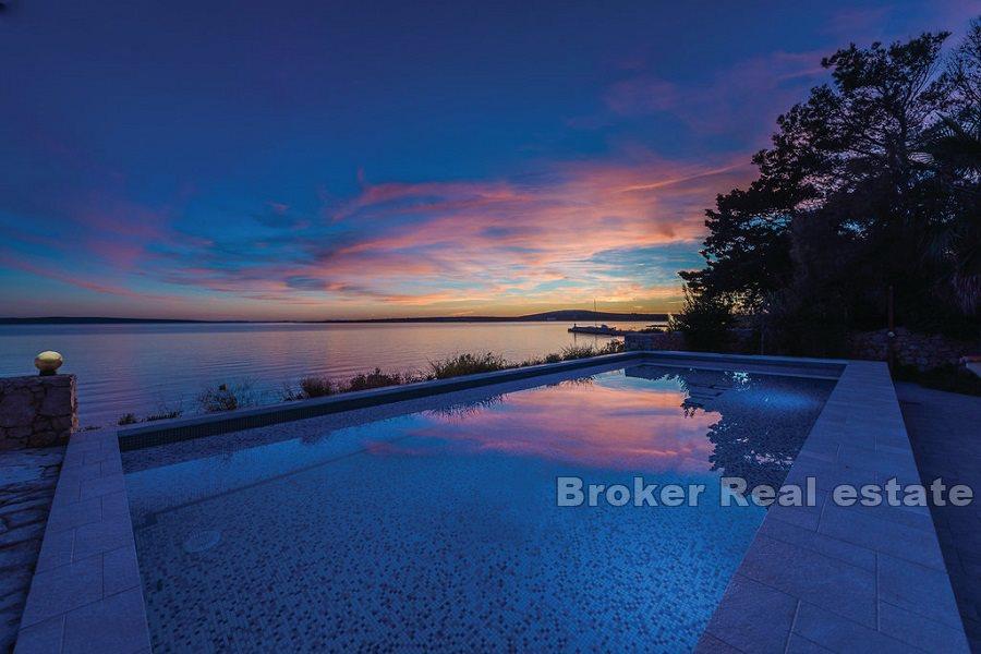 Newly built villa, first row to the sea