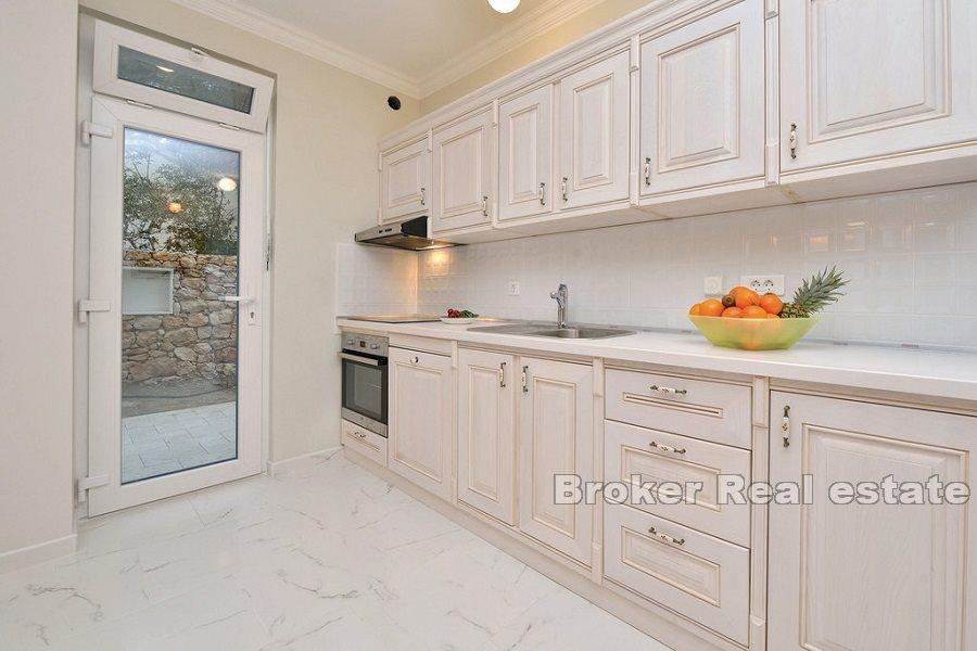 Nybyggd villa, första raden mot havet