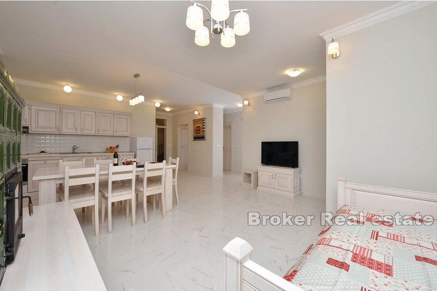 Newly built villa, first row to the sea