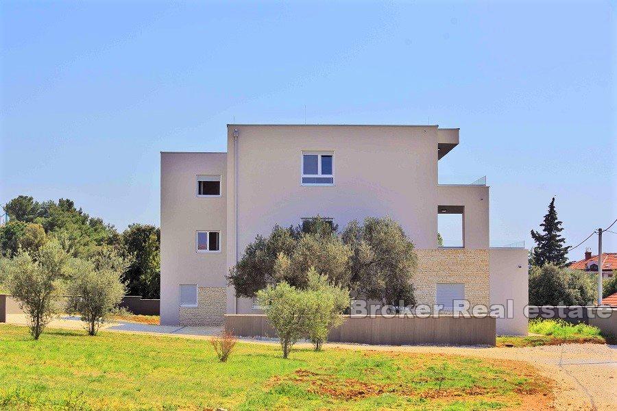 Novoizgrađena apartmanska zgrada s pogledom na more