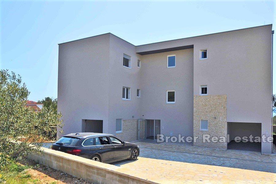 Novoizgrađena apartmanska zgrada s pogledom na more