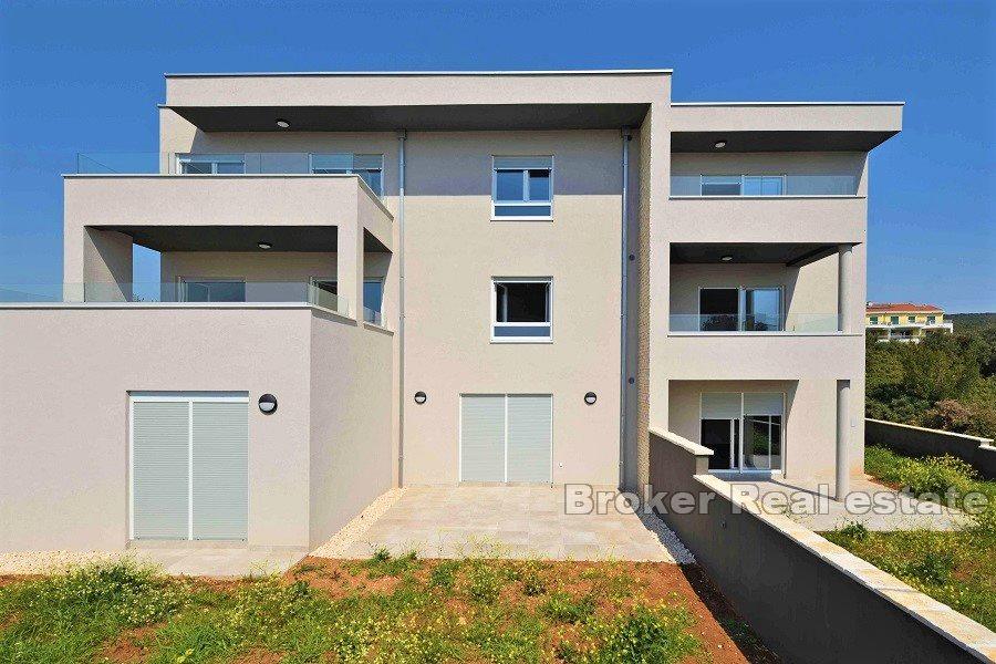 Novoizgrađena apartmanska zgrada s pogledom na more