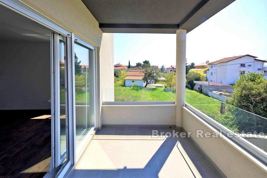 Immeuble récent avec vue sur la mer