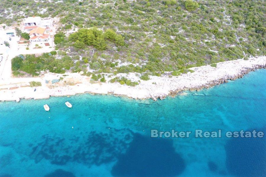 Joli terrain constructible au premier rang de la mer