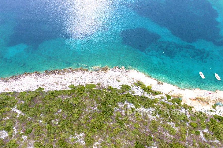 Привлекательный участок под застройку в первом ряду от моря