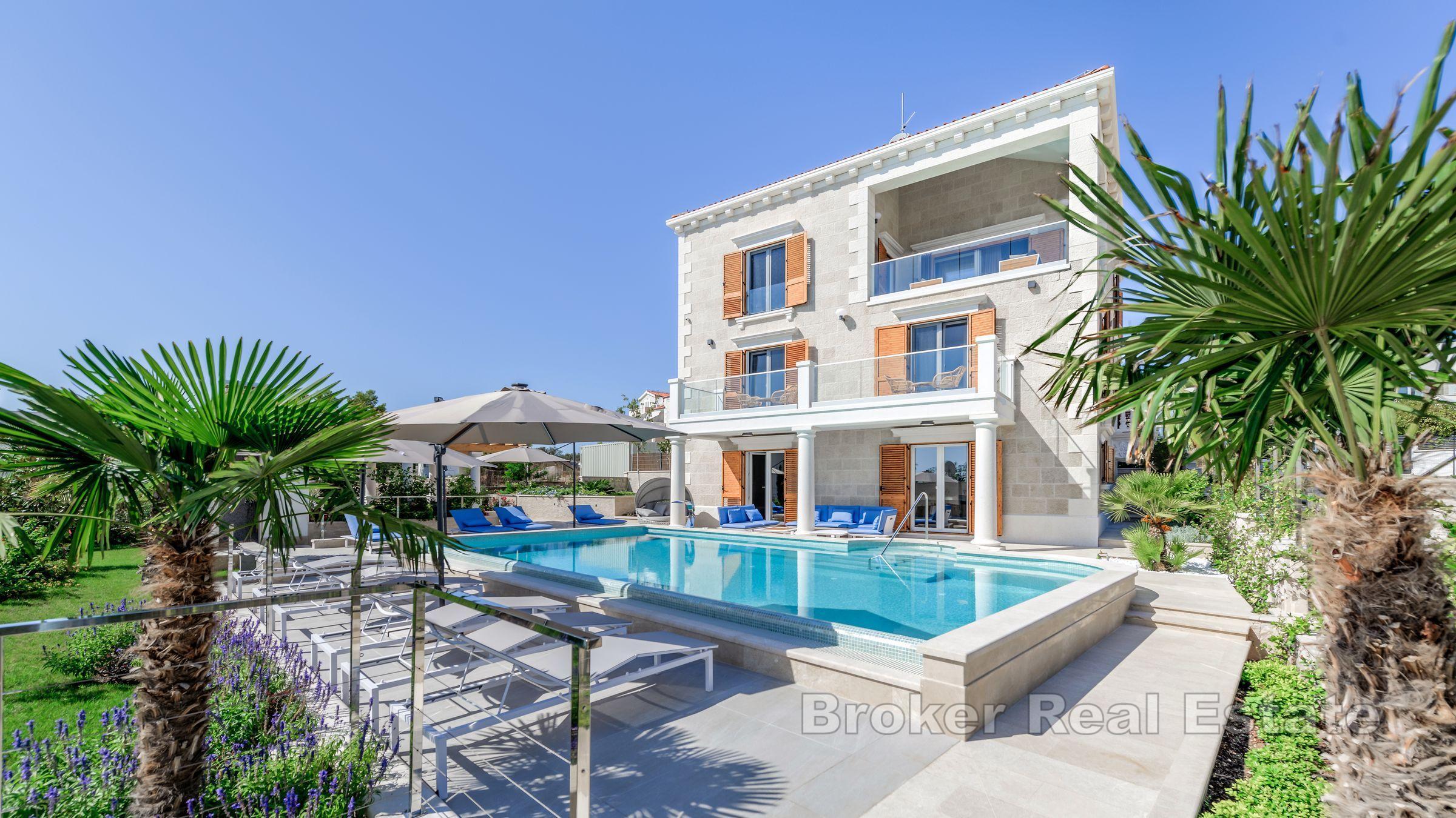 Villa en pierre nouvellement construite avec vue sur la mer