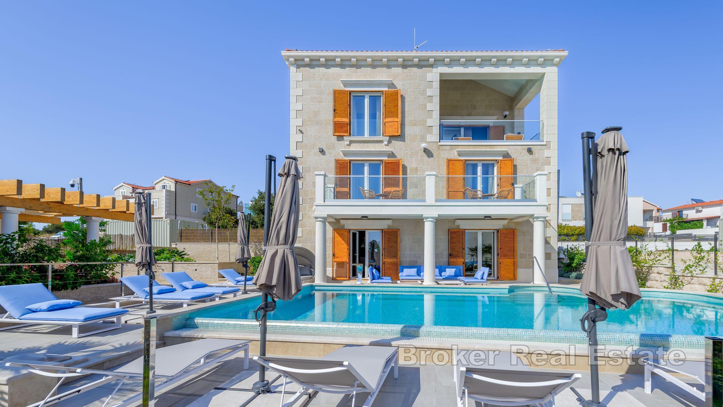 Nowo wybudowana kamienna willa z widokiem na morze