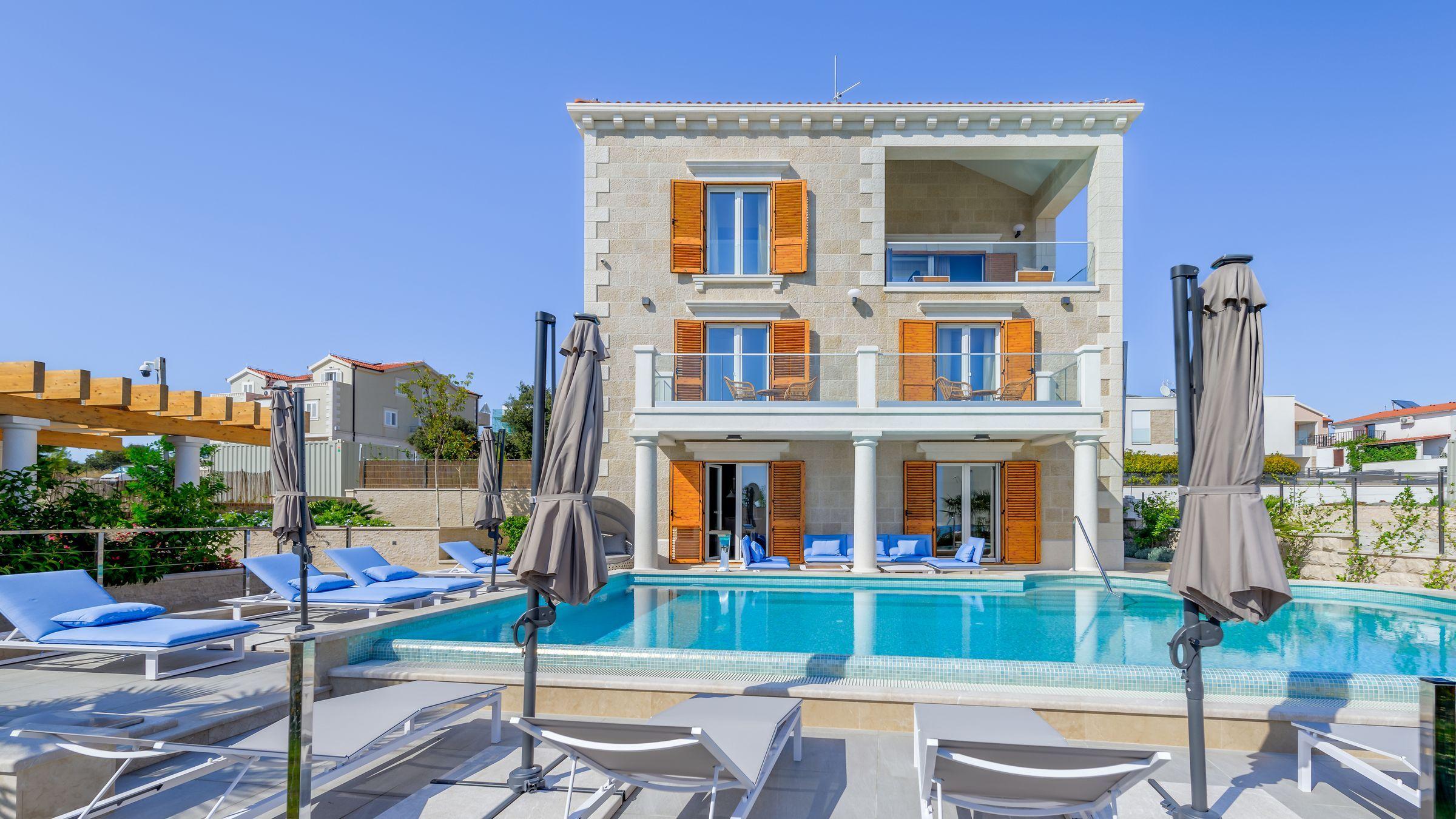 Neu gebaute Steinvilla mit Meerblick