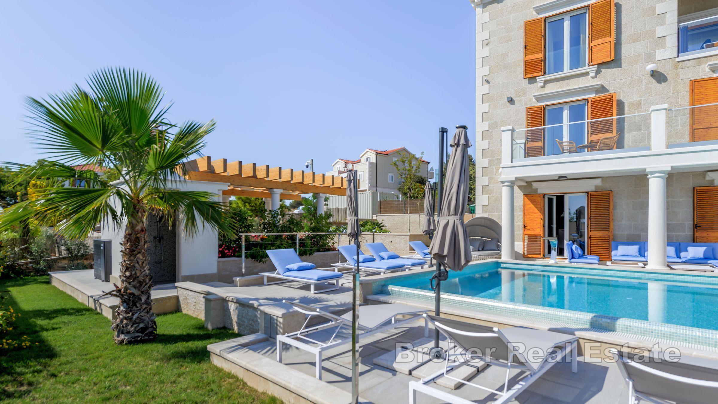 Nowo wybudowana kamienna willa z widokiem na morze