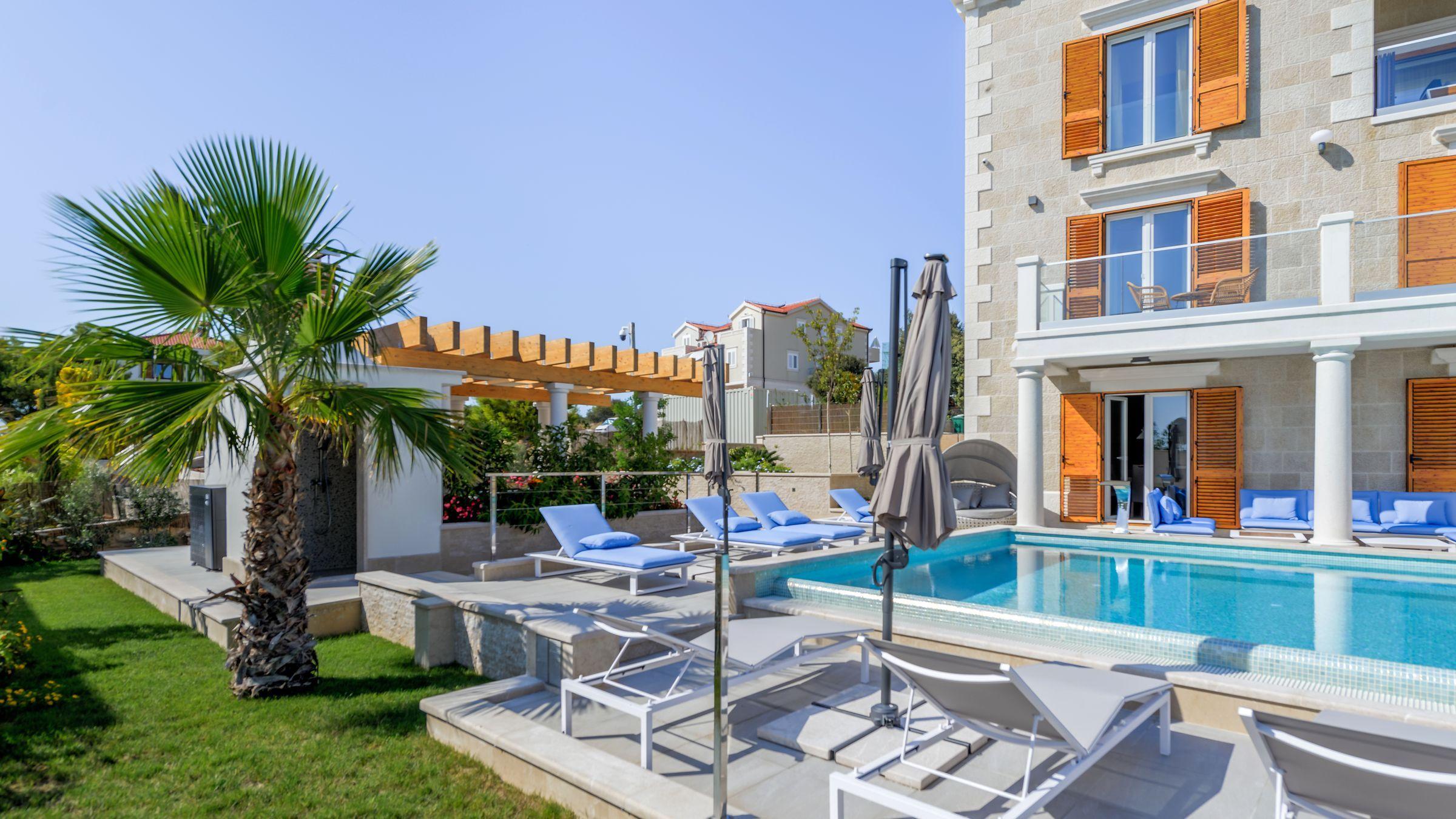 Neu gebaute Steinvilla mit Meerblick