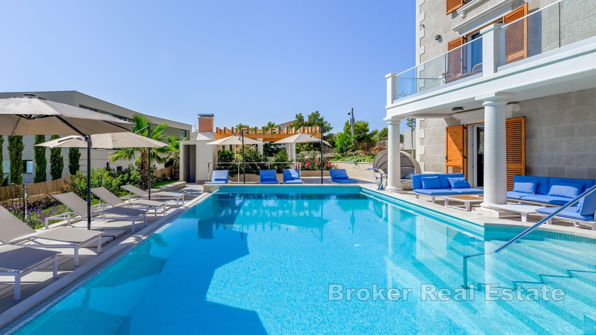 Nybyggd stenvilla med havsutsikt