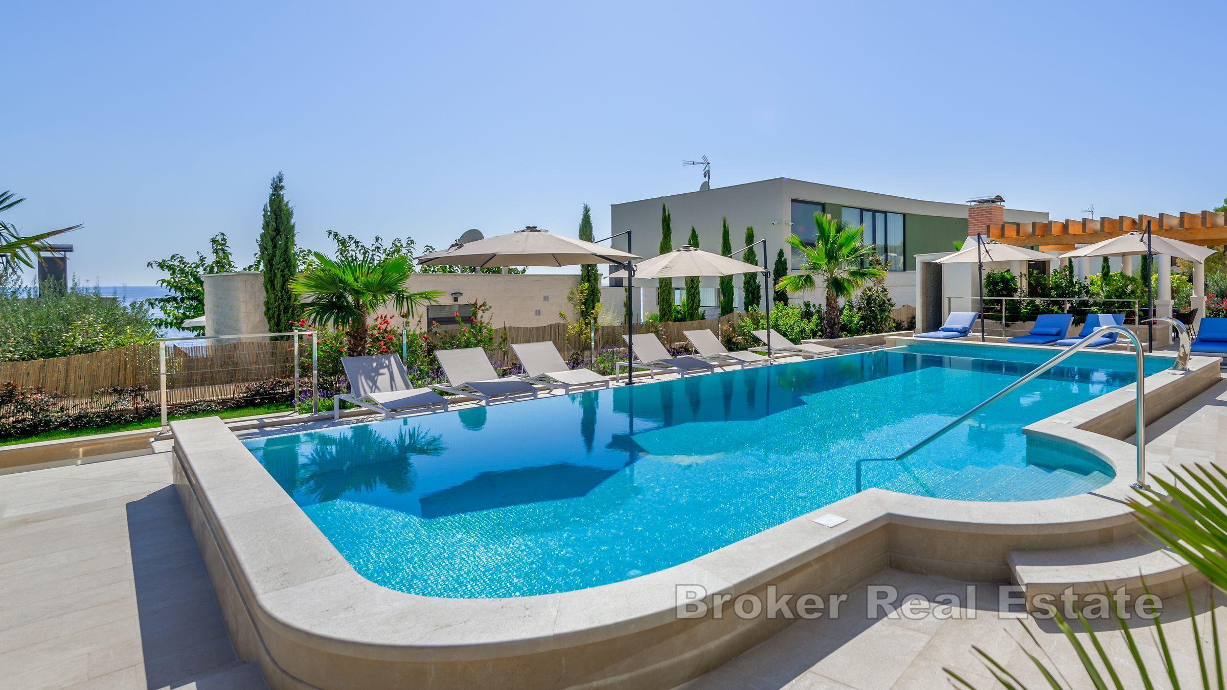 Nybygd steinvilla med havutsikt