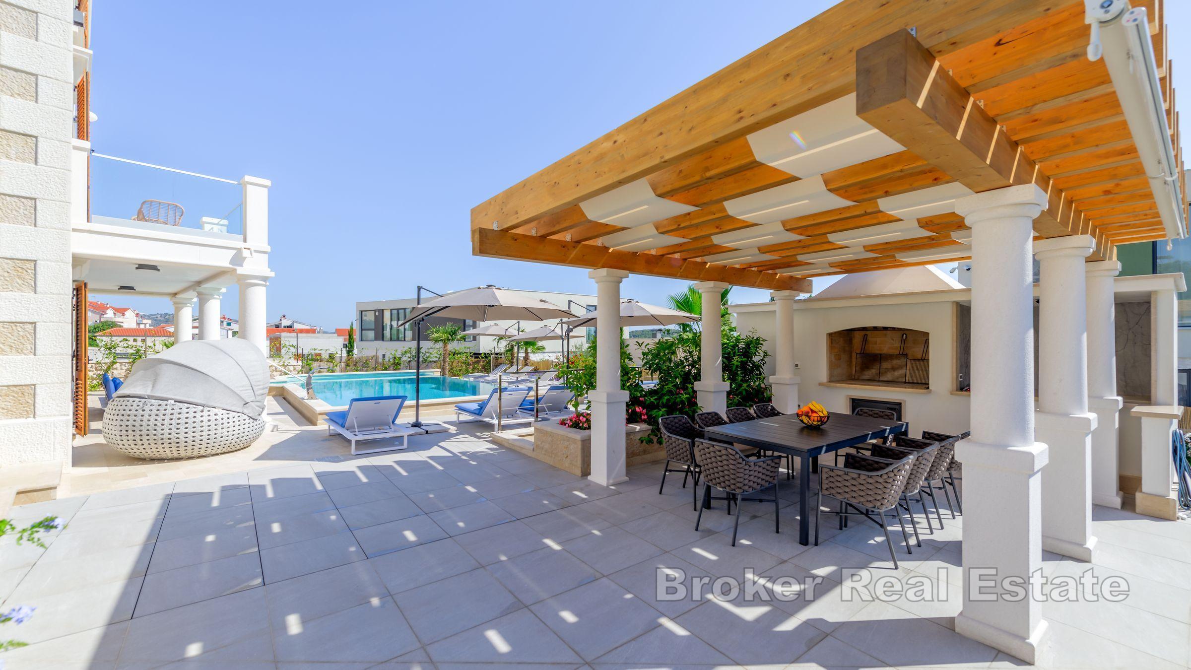 Nybyggd stenvilla med havsutsikt