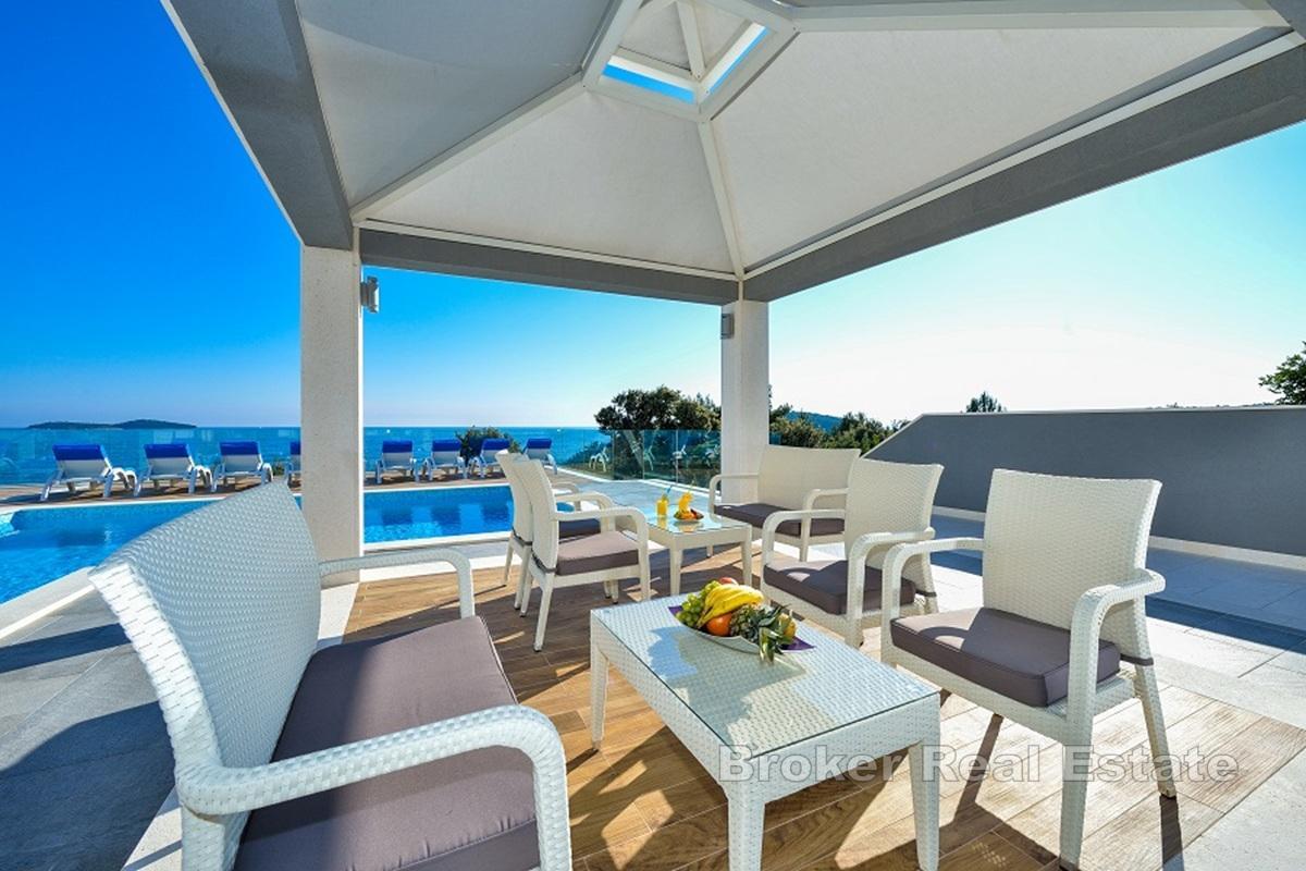 Привлекательная вилла с видом на море