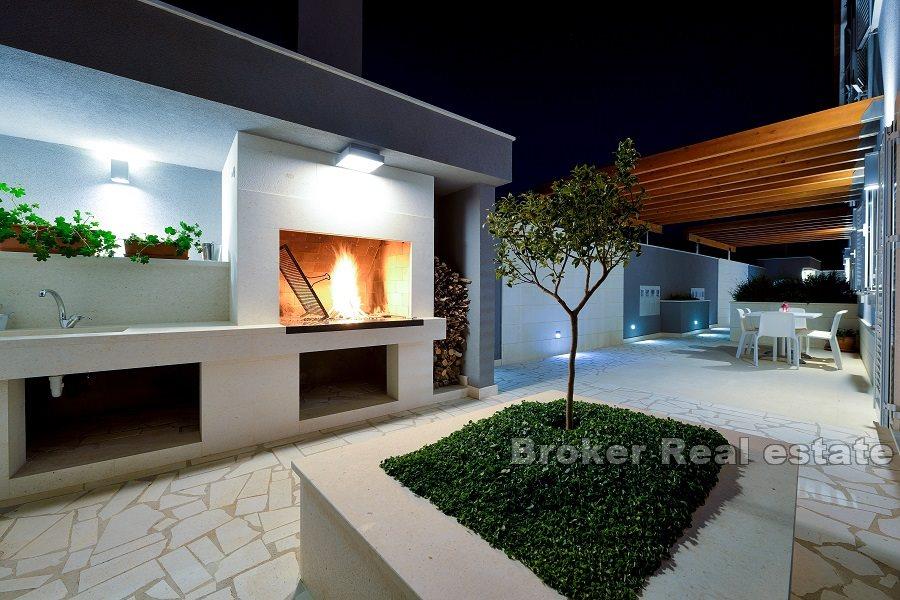 Atraktivní apartmánová vila s výhledem na moře