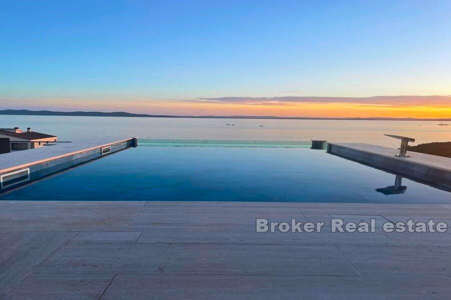 Penthouse with pool and sea view