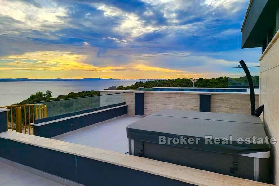 Penthouse with pool and sea view