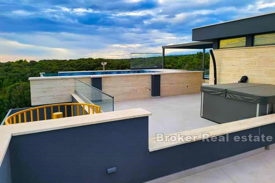 Attico con piscina e vista mare